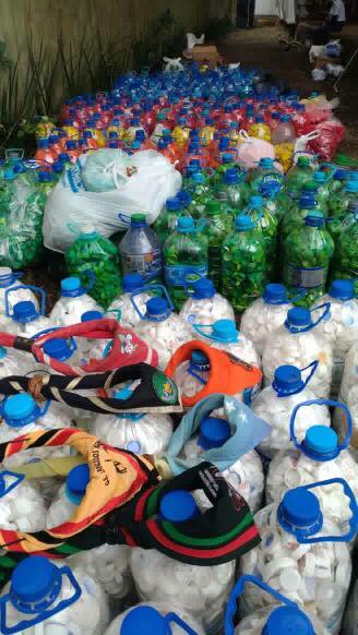 Descrição da imagem: foto destaca dezenas de garrafas de 5 litros de água com muitas tampinhas plásticas dentro. Fim da descrição