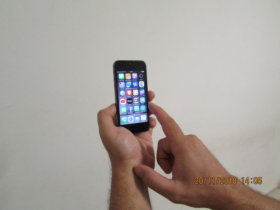 Descrição da imagem:foto em orientação paisagem de uma mão segurando celular explorando a tela . Fim da descrição