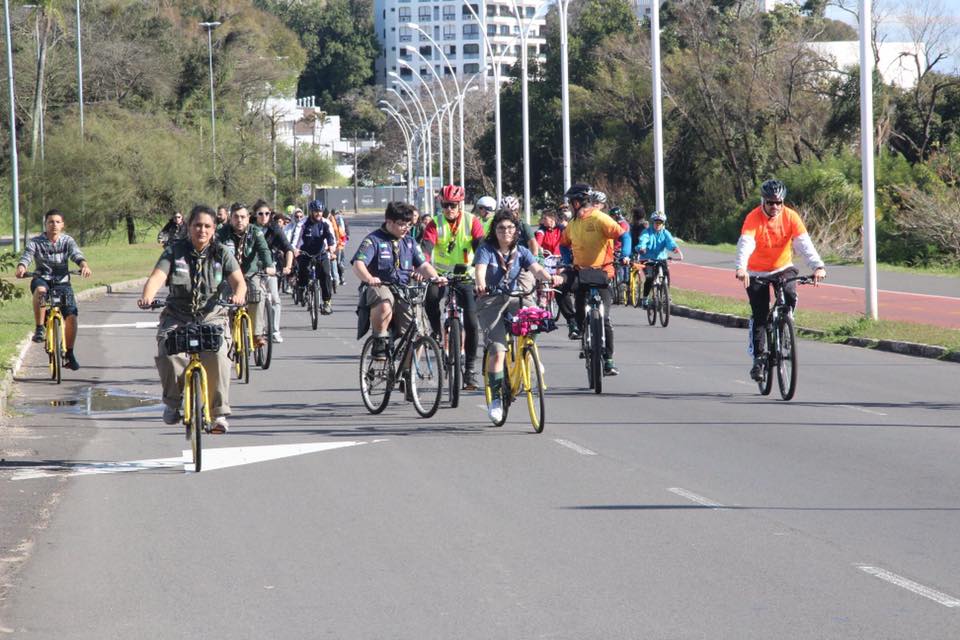 Descrição da  imagem: foto em orientação paisagem destaca dezenas de ciclistas em bicicletas ocupando via da região da orla do guaíba.
Fim da descrição.
