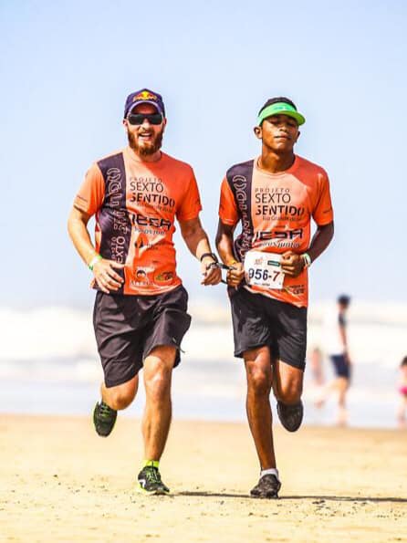 Descrição da imagem: A foto em orientação retrato apresenta o paratleta William Moura e seu Atleta-Guia Louis correndo. Fim da descrição.