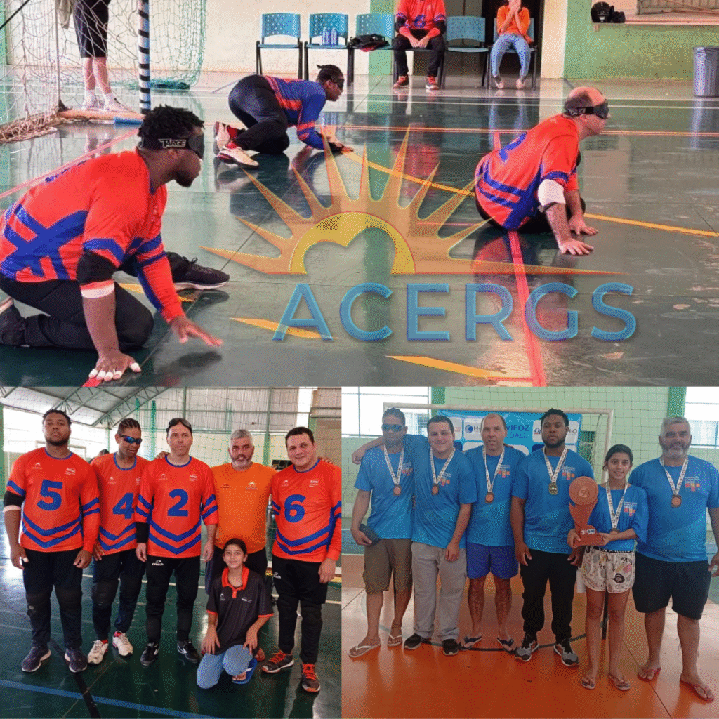 Montagem com três fotos relacionadas a um evento esportivo de goalball.
Na parte superior, três jogadores vestindo uniformes laranja e azul estão ajoelhados e apoiados no chão, usando vendas nos olhos, dentro de uma quadra esportiva. Eles parecem se preparar para uma jogada, ilustrando uma partida de goalball (esporte praticado por pessoas com deficiência visual). Ao fundo, duas pessoas sentadas assistem à partida. Sobre essa foto, está o logotipo "ACERGS" com um desenho de sol estilizado.
Na parte inferior esquerda, cinco homens (quatro com uniforme esportivo e um adulto de laranja no centro) e um garoto estão posando juntos para uma foto, demonstrando espírito de equipe.
Na parte inferior direita, seis pessoas, incluindo uma menina, estão de pé e usando medalhas, comemorando. Um deles segura um troféu marrom com uma placa dourada.
O ambiente é uma quadra coberta com piso verde e marcações esportivas.