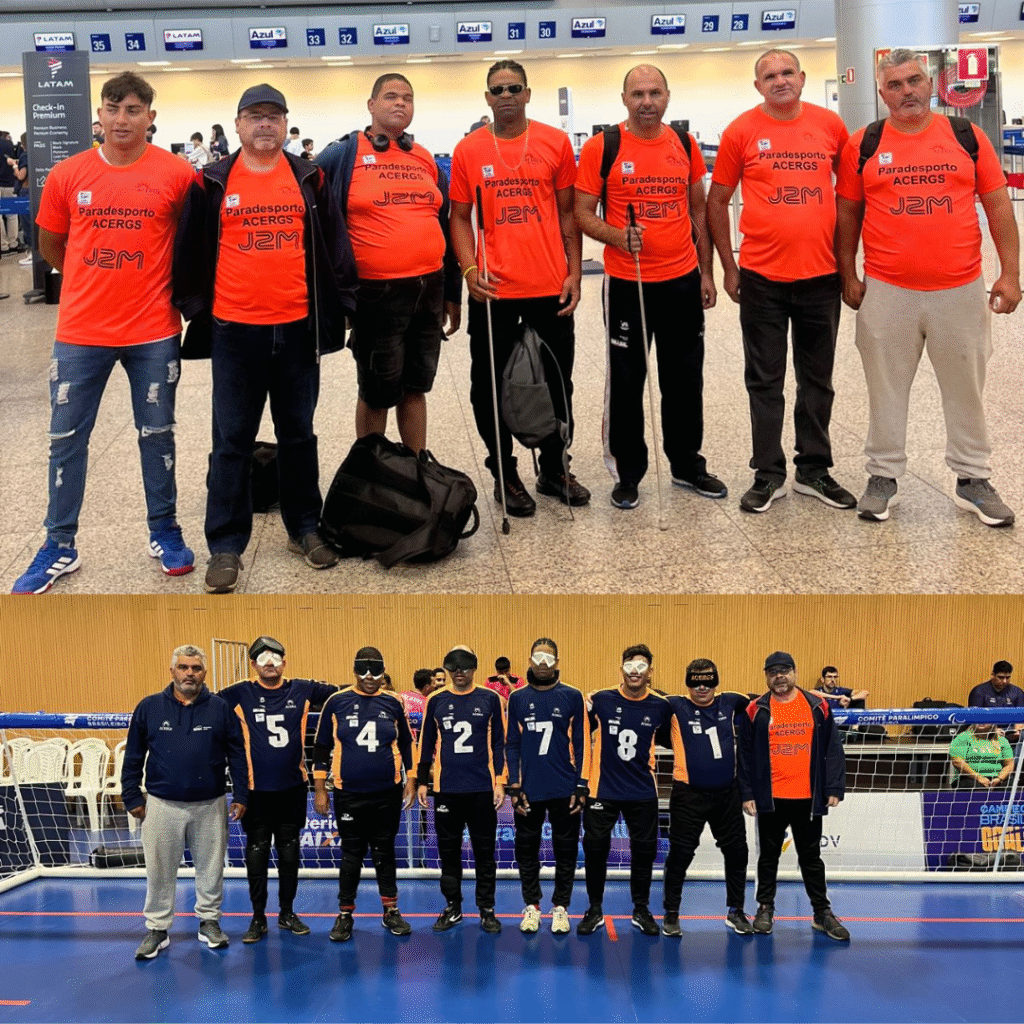 Primeira imagem: grupo de sete homens posando em um aeroporto. Eles vestem camisetas laranja com o texto "Paradesporto ACERGS J2M". Alguns deles carregam mochilas, e dois estão com bengalas brancas, indicando deficiência visual. O cenário ao fundo inclui balcões de check-in de companhias aéreas, com letreiros da Azul e LATAM.
Segunda imagem: grupo de oito homens em uma quadra esportiva de piso azul, posando para foto em frente a um gol de futebol de salão. Cinco deles vestem uniformes esportivos azul-marinho com números grandes na frente, todos com vendas nos olhos — indicando se tratar de jogadores de futebol de cegos ou goalball. Dois dos homens estão de uniforme laranja igual ao da foto anterior e um em moletom azul, possivelmente treinadores ou comissão técnica. Há pessoas e cadeiras ao fundo, sugerindo um ambiente de competição.
