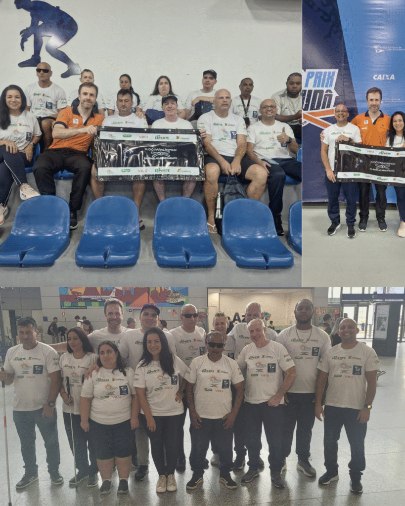 Montagem com três fotos de um grupo de pessoas em um evento esportivo, quase todas usando camisetas brancas com vários logotipos. O tema relacionado a judô paralímpico, com uma faixa grande escrita “JUDO PARALIMPICO” e “BRASIL ACIMA DE TUDO” aparecendo na foto de cima à esquerda.

Na parte de cima à esquerda, cerca de 12 pessoas posam sentadas em arquibancada com cadeiras azuis na frente. No centro, duas pessoas seguram uma faixa preta e branca com logotipos; o texto mais legível é “JUDO PARALIMPICO” e “BRASIL ACIMA DE TUDO”. Há pessoas de diferentes idades adultas e diferentes tons de pele; algumas usam óculos escuros. Uma pessoa na frente à esquerda usa camisa polo laranja. Ao fundo, na parede branca, há a silhueta de um atleta em azul.

Na parte de cima à direita, três pessoas posam em pé segurando a mesma faixa do “JUDO PARALIMPICO”. Atrás há um painel azul com textos parciais; aparece “CAIXA” e parte de uma palavra grande que  “Gran Prix de Judô 

Na parte de baixo, um grupo de 11 pessoas posa em pé em um espaço interno amplo, que parece um saguão. A maioria veste a mesma camiseta branca com logotipos. Uma pessoa segura uma bengala branca. Algumas pessoas usam óculos escuros. Ao fundo há pessoas e estruturas típicas de área de circulação (placas e entradas).