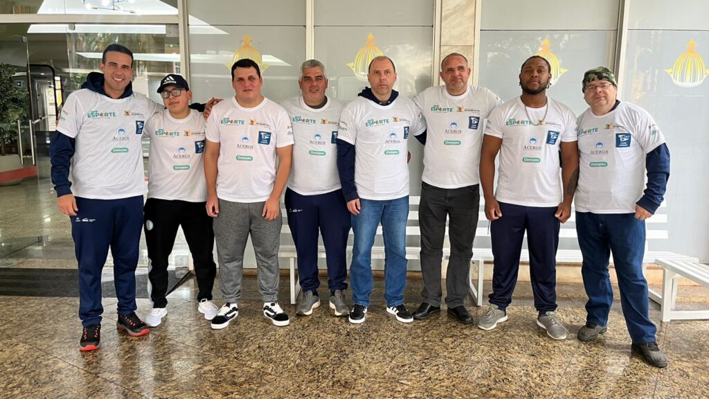 Foto da delegação na entrada do hotel em Foz do Iguaçu com camisa branca dos apoiadores